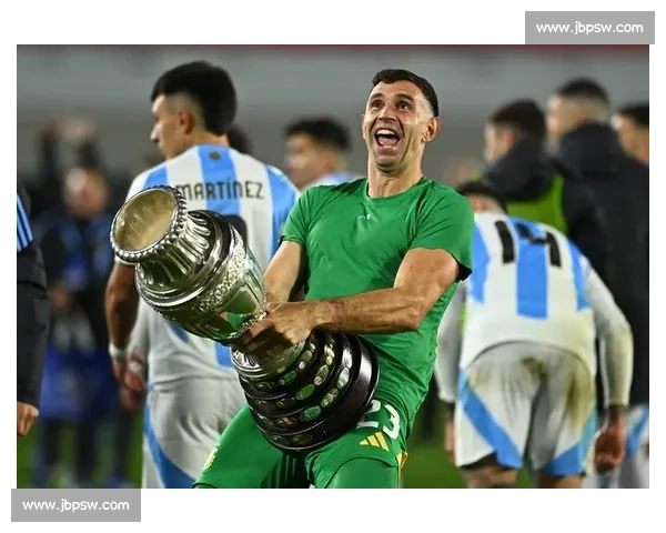 争夺足球金牌的巅峰对决 各队实力争锋 激战正酣 谁能笑傲赛场赢得荣耀