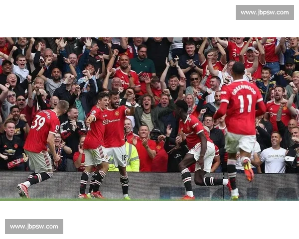 昨日英超赛场激战正酣 曼联痛失好局 曼城轻松取胜 争冠形势更加复杂 昨日英超赛场激战正酣 曼联痛失好局 曼城轻松取胜 争冠形势更加复杂